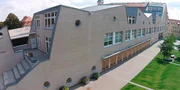 Moderne Architektur prägt heute das einstige Gelände von Europas größter Papierwarenfabrik. Zwischen 2004 und 2010 wurden über 32 Millionen Euro in die Sanierung und den Wiederaufbau gesteckt.