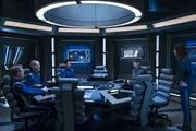(L-R): Paul Stamets (Anthony Rapp), Saru (Doug Jones), Michael Burnham (Sonequa Martin-Green), Sarek (James Frain) und Admiral Cornwell (Jayne Brook)
