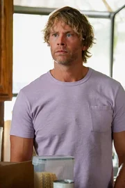 Szene aus NCIS: LOS ANGELES („Game of Drones") – das Team sucht nach einem Verdächtigen; Bild (L-R): Eric Christian Olsen (Marty Deeks).