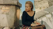 Lena (Jessica Lord) wartet am Schornstein auf dem Dach der Pariser Oper auf einen Brief von Henri, der im Jahr 1905 fest sitzt und nicht zu ihr kommen kann.