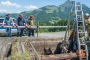 "Soko Kitzbühel", "Auf gute Nachbarschaft." Die Leiche des Sonderlings und Sondlers Erwin Merk wird aus der Güllegrube des Landwirts Karl Pirkner gezogen. Im Bild (v.li.): Lukas Roither (Jakob Seeböck), Kroisleitner (Ferry Öllinger), Dr. Stefanie Löcker (Veronika Polly), Erwin Merk (Rainer Doppler).