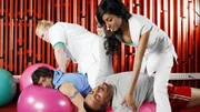 Ben (Tom Beck, l.) und Semir (Erdogan Atalay) sind in einer Reha-Klinik gelandet und bekommen im Rahmen ihrer Therapie eine Massage durch Schwester Ilka (Gisa Flake, l.) und Schwester Miriam (Collien Fernandes) - mit unterschiedlichem Spaßfaktor...