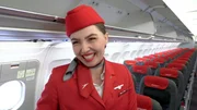 Keine ausländische Airline fliegt so oft nach Frankfurt wie Austrian Airlines. 12 Mal täglich. Die Flugbegleiterinnen servieren in rot: Blazer, Rock, Strümpfe und Schuhe - alles in einer Farbe, seit 20 Jahren. Ein Markenzeichen - mittlerweile weltweit bekannt.