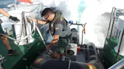 Die Guardia Civil bereitet das Hilfsboot für eine Ausfahrt im Meer von Alicante vor.