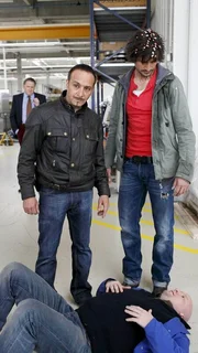 Semir (Erdogan Atalay, l.) und Ben (Tom Beck, r.) nehmen einen Mitarbeiter Ossendorfs, Lothar Meier (Marcus Gawliczek), ins Visier, doch der will sich nicht so einfach befragen lassen.