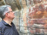 Sir Christopher Clark betrachtet 40.000 Jahre alte Felszeichnungen der Aborigines.