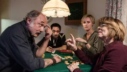 Barmann Charly (Karl Fischer, links) bringt Rosa (Cornelia Froboess, rechts) bei, worauf es beim Pokern ankommt. Hinten: Kumpel Cem (Sinan Al Kuri) und Rosas Tochter Trixi (Sabine Waibel).