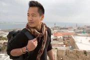Akko, Israel - Dr. Albert Lin auf einem Dach der Altstadt von Akko, Israel. (Blakeway Productions/National Geographic) Akko, Israel - Dr. Albert Lin auf einem Dach der Altstadt von Akko, Israel. (Blakeway Productions/National Geographic)