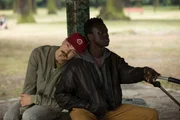 Reinhold (Albrecht Schuch, l.) führt Francis (Welket Bungué, r.) in die Regeln des Drogenhandels im Park ein.