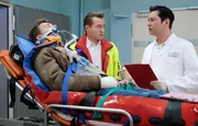 Kurz nach seiner Flucht mit dem Auto wird Malte Riedel (Gerrit Klein, li.) nach einem Autounfall vom Notarzt (Markus Neumann, mi.) wieder in die Sachsenklinik eingeliefert. Dort nimmt ihn Dr. Philipp Brentano (Thomas Koch, re.) entgegen der erst am Vortag Maltes Hand operiert hat. Kurz nach seiner Flucht mit dem Auto wird Malte Riedel (Gerrit Klein, li.) nach einem Autounfall vom Notarzt (Markus Neumann, mi.) wieder in die Sachsenklinik eingeliefert. Dort nimmt ihn Dr. Philipp Brentano (Thomas Koch, re.) entgegen der erst am Vortag Maltes Hand operiert hat.