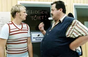Korbinian Hofer (Joseph Hannesschläger, re.) nimmt den verdächtigen Masseur Dornberger (Thorsten Nindel) in die Zange.