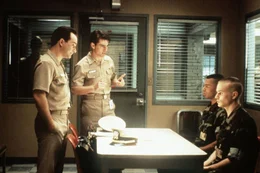 Lt. Sam Weinberg (Kevin Pollak, l.) und Lt. Kaffee (Tom Cruise, 2.v.l..) versuchen verzweifelt, den genauen Tathergang mit den beiden Angeklagten Harold W. Dawson (Wolfgang Bodison, 2.v.r.) und Louden Downey (James Marshall, r.) zu rekonstruieren. Aber die beiden schweigen wie ein Grab ...