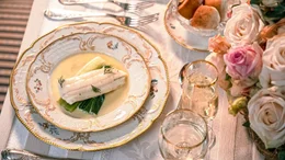 K&ouml;nigliches Dinner: Bei der Hochzeit von Prinzessin Elizabeth - der sp&auml;teren Queen - und ihrem Philip lie&szlig;en es die Briten zwei Jahre nach dem Krieg richtig krachen.