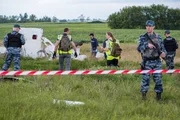 Brantford, Ontario - Der Ermittler Ron Smits (gespielt von Jeff Miller) und seine Assistentin (gespielt von Emily Andrews) untersuchen die Absturzstelle des Malaysian Airlines-Fluges 17