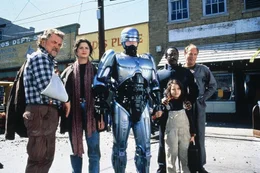 Gemeinsam sind sie stark (v.l.n.r.): Zack (Stanley Anderson), Dr. Marie Lazarus (Jillian Hennessy), RoboCop (Robert John Burke), Nikko (Remy Ryan), Sergeant Reed (Robert DoQui) und Moreno (Daniel von Bargen) ...