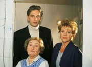 Dr. Schmidt (Walter Sittler), Nikola (Mariele Millowitsch, re.) und die Hausmeisterin Frau Dübel (Ruth Brück) erwischen Peter und Schmidts Nichte beim Knutschen...