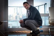 Während Sherlock Holmes (Jonny Lee Miller) versucht, einen Mordfall aufzudecken, hat sein Bruder Mycroft ganz andere Pläne ...