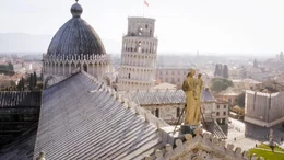 Der schiefe Turm von Pisa neben der Kathedrale