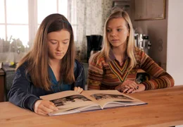 Holly (Valerie Rall, re.) und Lisa (Julia Sophie Schabus) verstehen sich langsam besser.