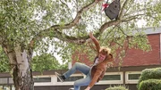 Außenseiter Kevin (Moritz Klaus) wurde von seinen Mitschülern mal wieder verarscht. Als er versucht seine Tasche vom Baum zu holen, stürzt er in den unter dem Baum parkenden Smart von Karin.