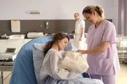 Die Geburt ist gut verlaufen und endlich kann Sally Wilkens (Henriette Hölzel, l.) ihr Baby im Arm halten. Lena Lorenz (Judith Hoersch) und Dr. Keller (Thomas Limpinsel) wissen jedoch, dass es nicht klar ist, ob Sally das Kind behalten darf.