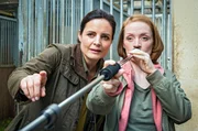 Die erste gemeinsame OP steht an! Mithilfe von Tierärztin Dr. Mertens (Elisabeth Lanz, links) betäubt die neue Assistenz-Tierärztin Rebecca (Janina Stopper) einen Tiger.