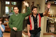 Zwischen Charlie (Charlie Sheen, r.) und Alan (Jon Cryer, l.) beginnt ein harter Rivalit&auml;tskampf, denn jeder will die "h&uuml;bsche Irre" f&uuml;r sich gewinnen ...