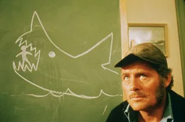 Quint (Robert Shaw), ein ehemaliger Marine-Kriegsveteran, hat genaue Vorstellungen, wie ein Hai zu harpunieren ist und macht den Vorschlag, ihn f&uuml;r 10 000 Dollar zu erlegen.