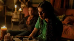 Grant (Adain Bradley) und Paige (Avantika) lassen sich ihr Horoskop legen.