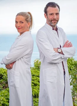 Nora (Tanja Wedhorn) und ihr Praxiskollege Dr. Stresow (Benjamin Gr&uuml;ter).