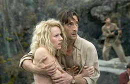Die Menschen haben die Kontrolle &uuml;ber das Unget&uuml;m King Kong verloren. Jack Driscoll (Adrien Brody, M.) versucht Ann Darrow (Naomi Watts, l.) vor dem Riesenaffe zu besch&uuml;tzen ...