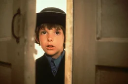 Auf dem Bahnhof in Philadelphia wird der 8-j&auml;hrige Sam (Lukas Haas) einziger Zeuge eines Mordes ...