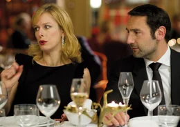 France (Karin Viard) begleitet Steve (Gilles Lellouche) zu einem Gesch&permil;ftsessen