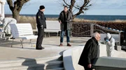 Rainer Witt (Till Firit) und Holm Brendel (Rainer Sellien) am Leichenfundort. Der Tote wird gerade in einem Sarg abtransportiert.