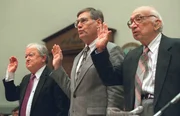 Der Verteidigungsanalyst Joe Douglass Jr. (Mitte), flankiert vom ehemaligen tschechischen General Jan Sejna (links) und dem ehemaligen Berater von Pr&auml;sident Eisenhower, Oberst a. D. Philip Corso, werden im Kapitol vereidigt, bevor sie vor dem Ausschuss f&uuml;r nationale Sicherheit des Repr&auml;sentantenhauses aussagen.