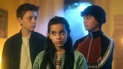 Moritz (Jan Friedrichsen), Jasina (Sophia Grande) und Hakim (Mads Albatross) beobachten skeptisch, wie der Fall sich entwickelt. Moritz (Jan Friedrichsen), Jasina (Sophia Grande) und Hakim (Mads Albatross) beobachten skeptisch, wie der Fall sich entwickelt.