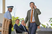 Detektive Neville Parker (Ralf Little, r.) und Officer JP Hooper (Tobi Bakare, l.) befragen die beiden Verd&auml;chtigen Charlie (Thomas Varey, 2.v.l.) und Neil (Steve Pemberton, 2.v.r.).