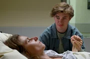 Aaron am Krankenhausbett seiner Mutter Karin Gorniak.