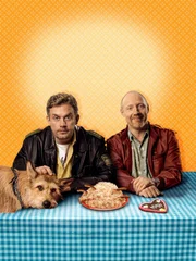 L-R: Franz Eberhofer (Sebastian Bezzel), Rudi Birkenberger (Simon Schwarz).