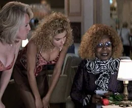 Rechts: Vera Baker (Whoopi Goldberg)
