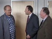Pasulke (Gert Schaefer, li.) erzählt Direktor Berger (Robert Schupp, Mi.) und Dr. Bräuning (Peter Sodann, re.), dass eine Schlage in der Schule ist.