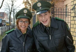 Julia (Christina Plate, link) und ihre Kollegin Teresa (Helene Grass) haben sich als Polizistinnen verkleidet, um den Hehler hereinzulegen.