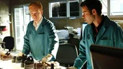 Nachdem erwiesen ist, dass der Täter bei dem Kampf mit dem Opfer ins Wasser gefallen ist, untersuchen Lt. Horatio Caine (David Caruso, l.) und Tim Speedle (Rory Cochrane) die Schuhe der Verdächtigen, um eventuelle Salzrückstände zu finden. Nachdem erwiesen ist, dass der Täter bei dem Kampf mit dem Opfer ins Wasser gefallen ist, untersuchen Lt. Horatio Caine (David Caruso, l.) und Tim Speedle (Rory Cochrane) die Schuhe der Verdächtigen, um eventuelle Salzrückstände zu finden.