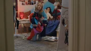 Sigrid (Maria Ross) war ohne Erlaubnis in Adrianas (Esra Nur Kula) Zimmer und muss nun zur Strafe aufräumen. Sigrid (Maria Ross) war ohne Erlaubnis in Adrianas (Esra Nur Kula) Zimmer und muss nun zur Strafe aufräumen.