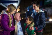 Vielleicht ist Opa "Arschloch" (Wilfried Dziallas, 2.v.l.) doch nicht so schlimm, wie das Kim (Marie-Lou Bäumer, l.), Sidney (Lennox Cissé, 2.v.r) und Ringo (Tan Julius Ipekkaya, r.) bisher glaubten. Vielleicht ist Opa "Arschloch" (Wilfried Dziallas, 2.v.l.) doch nicht so schlimm, wie das Kim (Marie-Lou Bäumer, l.), Sidney (Lennox Cissé, 2.v.r) und Ringo (Tan Julius Ipekkaya, r.) bisher glaubten.
