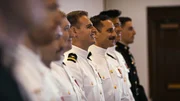 Die Absolventen lächeln bei der Winging Ceremony.