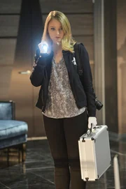 Morgan (Elisabeth Harnois) sucht in einer Penthouse-Wohnung von TRP nach Hinweisen auf Hollands Mörder, der durch eine Verkettung einiger Umstände gleich zwei Menschen auf dem Gewissen hat. Morgan (Elisabeth Harnois) sucht in einer Penthouse-Wohnung von TRP nach Hinweisen auf Hollands Mörder, der durch eine Verkettung einiger Umstände gleich zwei Menschen auf dem Gewissen hat.