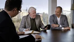 Naiv &uuml;berschreibt Kurt (Werner Prinz, Mitte) seinem Schwiegersohn Udo (Simon Hatzl, re.) das Hab und Gut der Familie.