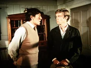 John-Boy (Richard Thomas, r.) unterhält sich mit seinem neuen Nachbarn Professor Mann (Noah Keen, l.). Er ist der Vater einer jüdischen Familie, die aus Deutschland vor den Nazis geflüchtet ist ...