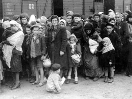 Auf der &bdquo;Rampe&ldquo; in Auschwitz: SS-Fotograf Bernhard Walter dokumentiert f&uuml;r seine Vorgesetzten, wie im Mai 1944 ungarische Juden in Auschwitz eintreffen.